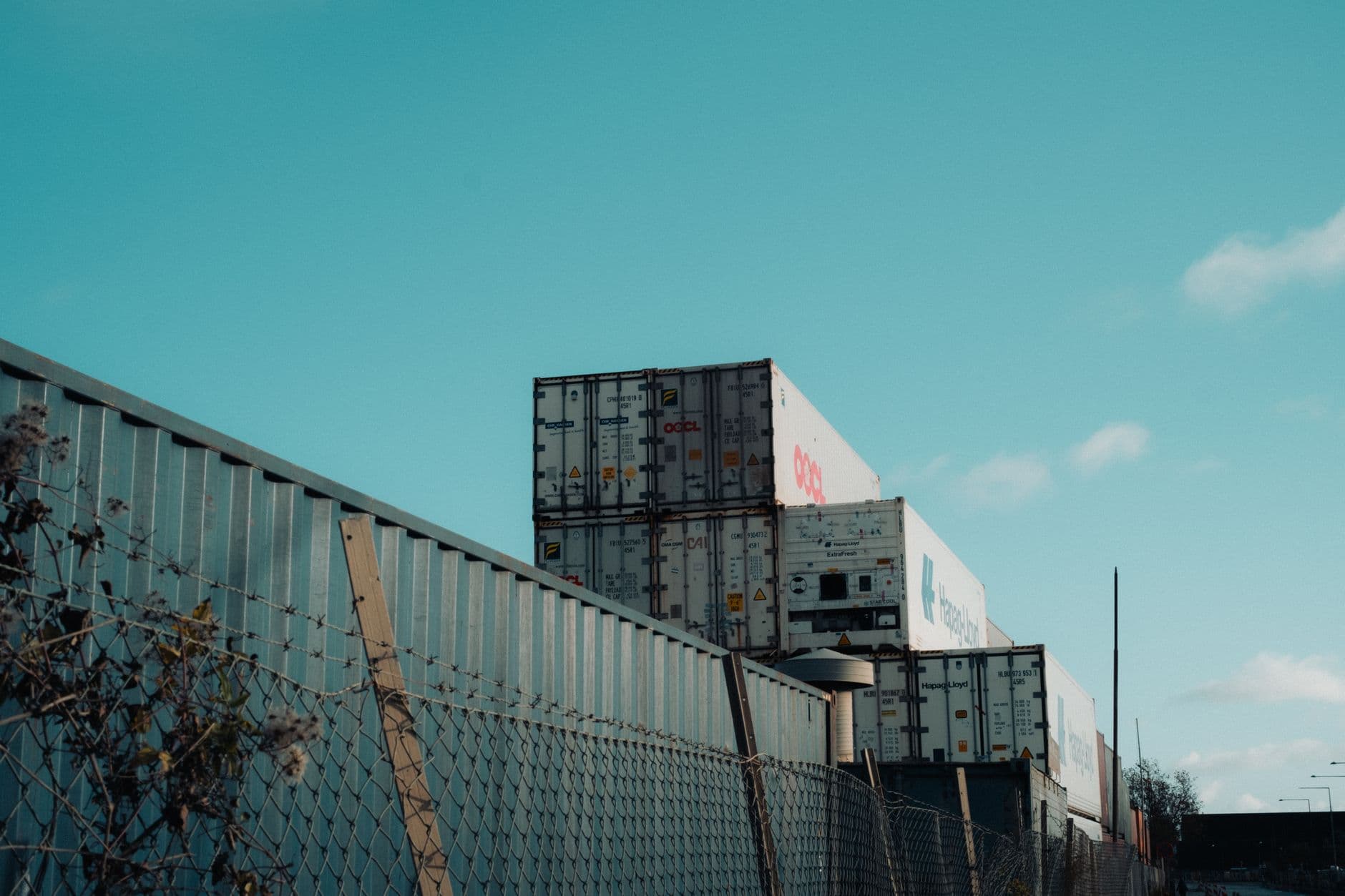Conteneur grillagé empilé en entrepôt logistique industriel