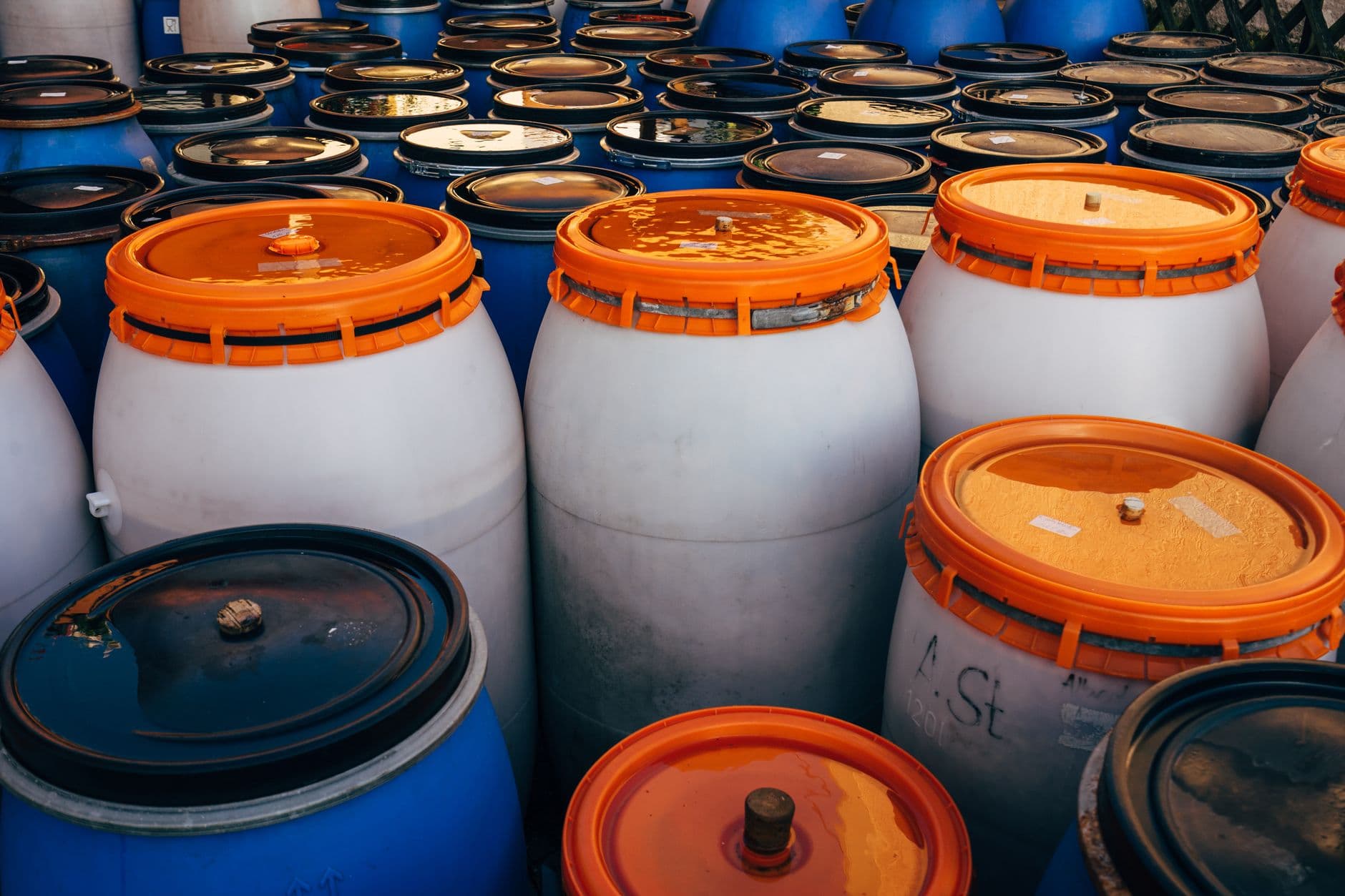 Conteneur IBC 1 m³ en PEHD sur palette métallique en entrepôt logistique