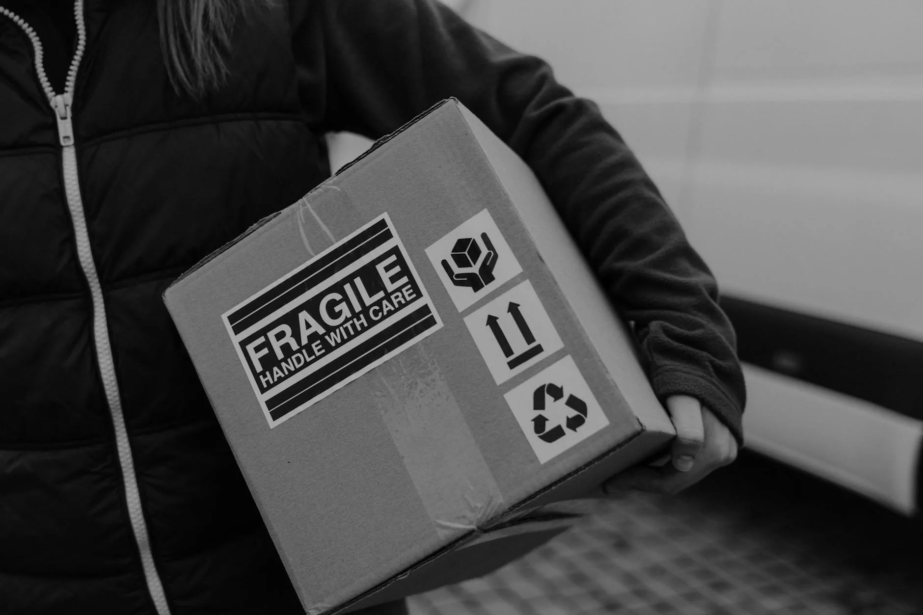 Gros plan sur un marquage UN frappé au feu sur une caisse en carton ondulé